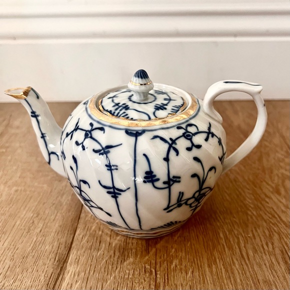 RARE Antique 19th C. Strawflower White &‎ Blue With Gold Trim Porcelain Tea Pot